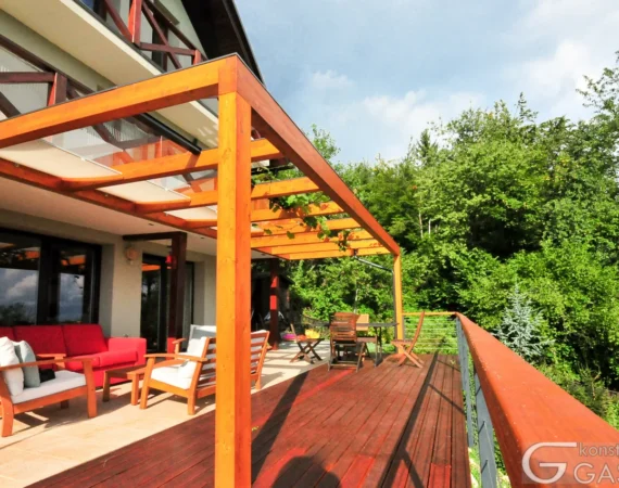 Lesena pergola za hišo