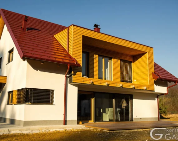 Lesena fasada na mansardi
